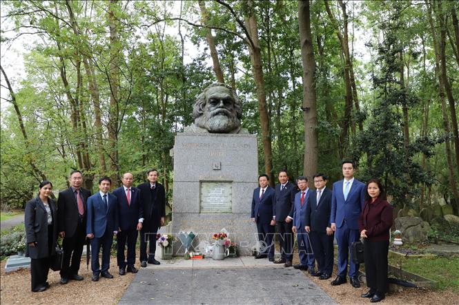 Đoàn công tác Học viện Chính trị Quốc gia Hồ Chí Minh và cán bộ Đại sứ quán Việt Nam tại Anh chụp ảnh lưu niệm nhân dịp đến thăm mộ Karl Marx, người sáng lập và phát triển chủ nghĩa cộng sản. Ảnh Hữu Tiến - PV TTXVN tại Anh
