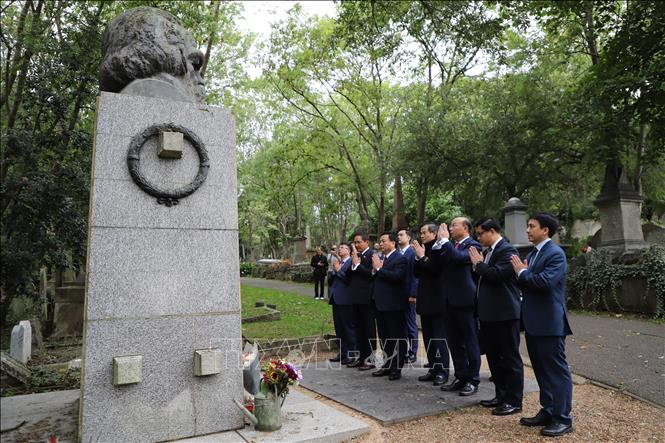 Đoàn công tác Học viện Chính trị Quốc gia Hồ Chí Minh cùng với cán bộ Đại sứ quán Việt Nam tại Anh thăm mộ Karl Marx, người sáng lập và phát triển chủ nghĩa cộng sản. Ảnh Hữu Tiến - PV TTXVN tại Anh