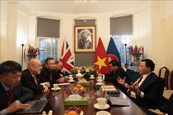 Ủy viên Bộ Chính trị Nguyễn Xuân Thắng tiếp ông Hugh Morris (thứ 2 từ trái sang), chuyên gia nghiên cứu cấp cao về tài chính quốc tế, Giám đốc Công ty quản lý và tư vấn tài chính TORI Global. Ảnh Hữu Tiến - PV TTXVN tại Anh