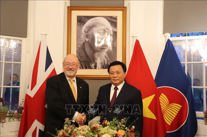 Ủy viên Bộ Chính trị Nguyễn Xuân Thắng chụp ảnh lưu niệm với ông Hugh Morris, chuyên gia nghiên cứu cấp cao về tài chính quốc tế, Giám đốc Công ty quản lý và tư vấn tài chính TORI Global. Ảnh Hữu Tiến - PV TTXVN tại Anh