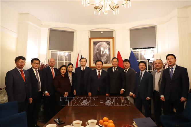 Ủy viên Bộ Chính trị Nguyễn Xuân Thắng chụp ảnh lưu niệm với cán bộ, nhân viên Đại sứ quán Việt Nam tại Anh. Ảnh Hữu Tiến - PV TTXVN tại Anh