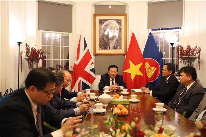 Ủy viên Bộ Chính trị Nguyễn Xuân Thắng gặp mặt thân mật cán bộ, nhân viên Đại sứ quán Việt Nam tại Anh. Ảnh Hữu Tiến - PV TTXVN tại Anh