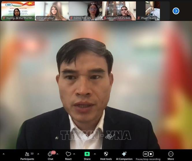 Vietnamese Trade Counsellor in India Bui Trung Thuong speaks at the workshop. VNA/Photo by courtesy