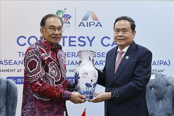 Chủ tịch Quốc hội Trần Thanh Mẫn tặng quà lưu niệm cho Thủ tướng Malaysia Anwar Ibrahim. Ảnh: Doãn Tấn – TTXVN 