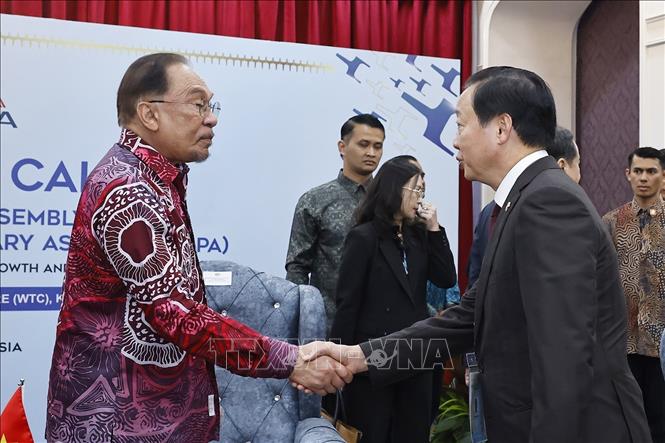  Thủ tướng Malaysia Anwar Ibrahim với Phó Thủ tướng Trần Hồng Hà. Ảnh: Doãn Tấn – TTXVN 