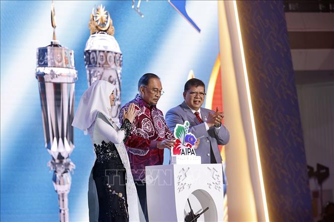 Thủ tướng Malaysia Anwar Ibrahim và Chủ tịch Hạ viện Malaysia - Chủ tịch AIPA-46 Johari Abdul thực hiện nghi thức khai mạc Đại hội đồng AIPA-46. Ảnh: Doãn Tấn – TTXVN