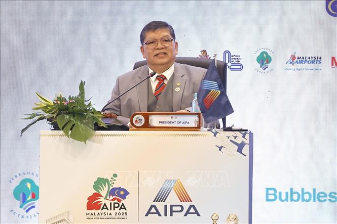 Chủ tịch Hạ viện Malaysia - Chủ tịch AIPA-46 Johari Abdul phát biểu. Ảnh: Doãn Tấn – TTXVN