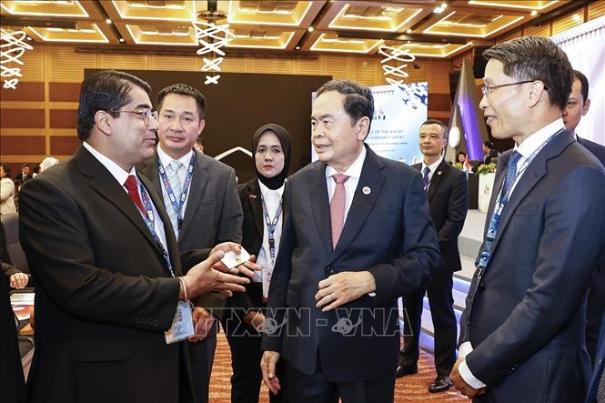 Chủ tịch Quốc hội Trần Thanh Mẫn với đại biểu. Ảnh: Doãn Tấn – TTXVN