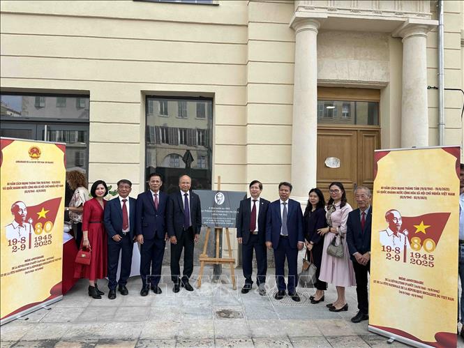 Đoàn công tác Đại sứ quán do Đại sứ Đinh Toàn Thắng dẫn đầu tham dự buổi lễ. Ảnh: Ngọc Hiệp-PV TTXVN tại Pháp