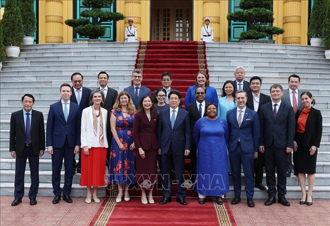 Chủ tịch nước Lương Cường với Điều phối viên Thường trú và các Trưởng đại diện các tổ chức của Liên hợp quốc tại Việt Nam. Ảnh: Lâm Khánh – TTXVN