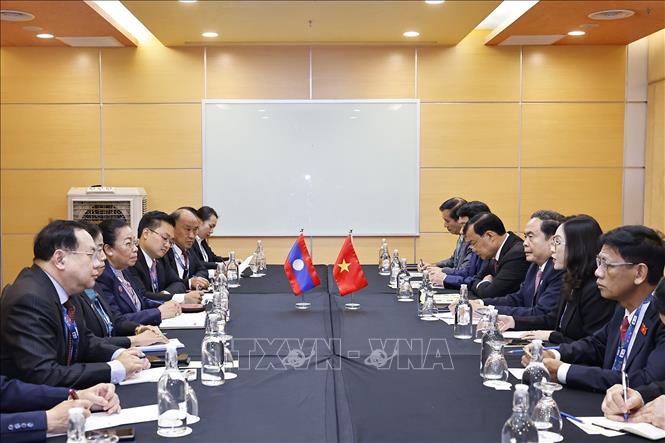 Chủ tịch Quốc hội Trần Thanh Mẫn gặp Phó Chủ tịch Quốc hội Lào Sounthone Xayachack. Ảnh: Doãn Tấn – TTXVN