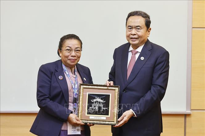 Chủ tịch Quốc hội Trần Thanh Mẫn tặng quà lưu niệm cho Phó Chủ tịch Quốc hội Lào Sounthone Xayachack. Ảnh: Doãn Tấn – TTXVN