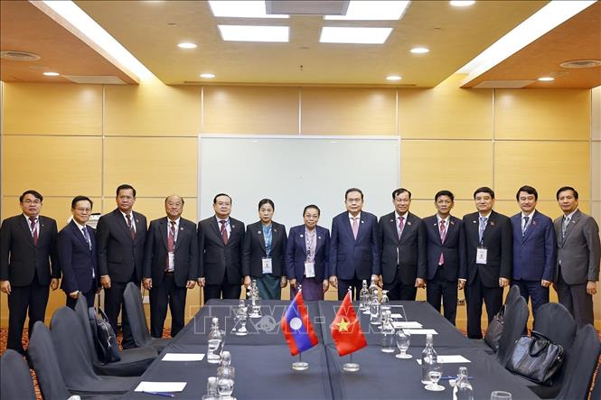 Chủ tịch Quốc hội Trần Thanh Mẫn với đại biểu. Ảnh: Doãn Tấn – TTXVN