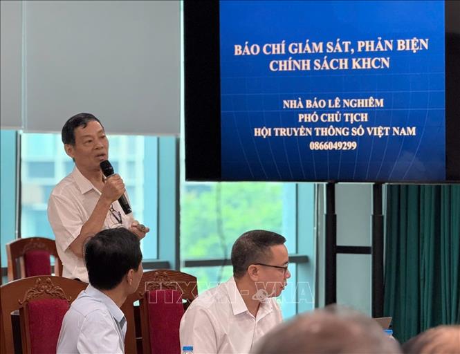 Tiến sĩ, nhà báo Lê Nghiêm, Phó Chủ tịch Hội Truyền thông số Việt Nam phát biểu. Ảnh: Thanh Hương - TTXVN
