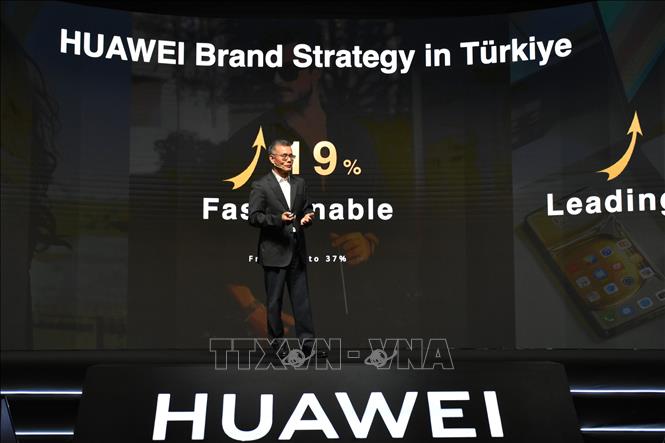 Biểu tượng Tập đoàn công nghệ Huawei tại lễ ra mắt sản phẩm mới của tập đoàn ở Barcelona, Tây Ban Nha, ngày 16/1/2024. Ảnh: THX/TTXVN