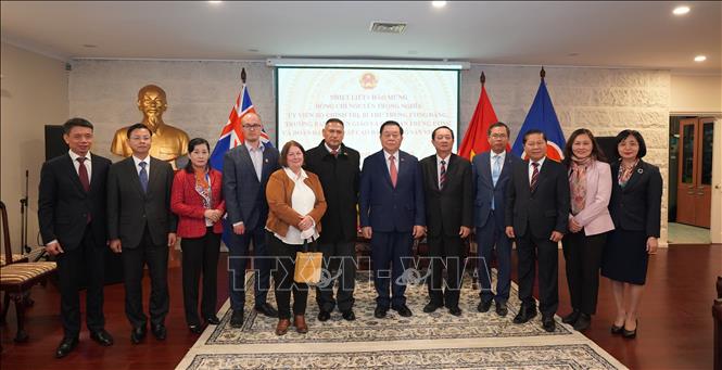 Trưởng Ban Tuyên giáo và Dân vận Trung ương Nguyễn Trọng Nghĩa làm việc với Chủ tịch Đảng Cộng sản Australia Vinnie Molina. Ảnh: Lê Đạt – PV TTXVN tại Australia