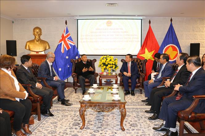 Nguyen Trong Nghia, Politburo member and Secretary of the Party Central Committee, at a working session with President of the Communist Party of Australia (CPA) Vinnie Molina. VNA Photo