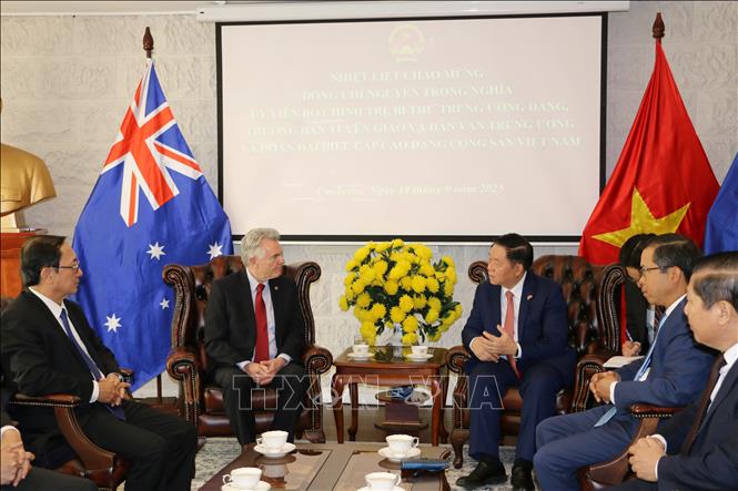 Nguyen Trong Nghia, Politburo member and Secretary of the Party Central Committee, at a working session with President of the Australia – Vietnam Friendship Society Kim Samson. VNA Photo