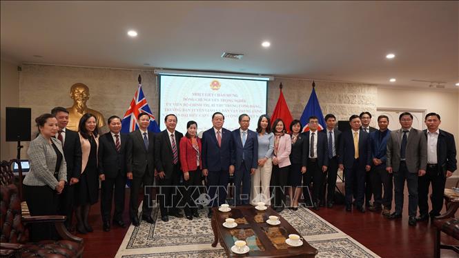 Nguyen Trong Nghia, Politburo member and Secretary of the Party Central Committee, visits the Vietnamese Embassy in Canberra. VNA Photo