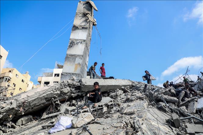 Toà tháp bị phá huỷ sau vụ không kích của Israel xuống thành phố Gaza, ngày 6/9/2025. Ảnh: THX/TTXVN