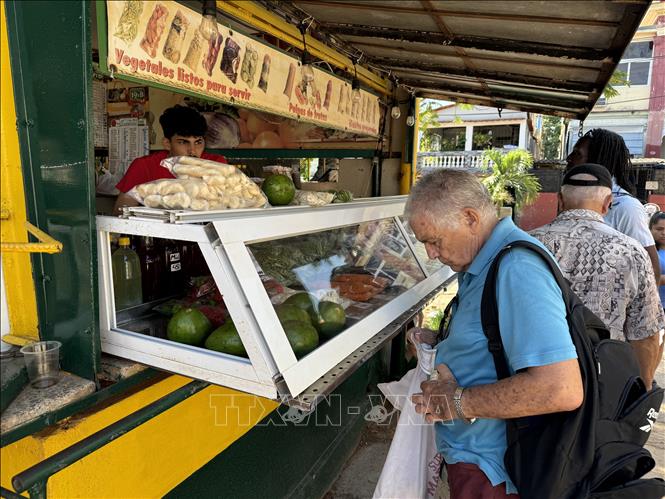 Người dân mua hàng ở một của hàng tư nhân ở thủ đô La Habana, Cuba. Ảnh: Việt Hùng - PV TTXVN tại Cuba