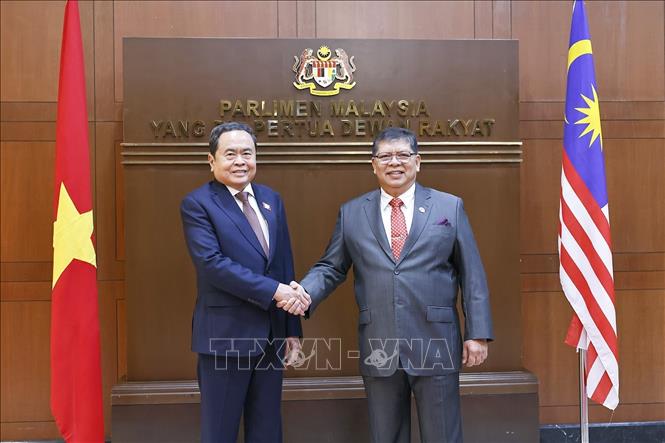 Chủ tịch Hạ viện Malaysia TanSri Dato' Johari bin Abdul đón Chủ tịch Quốc hội Trần Thanh Mẫn. Ảnh: Doãn Tấn – TTXVN