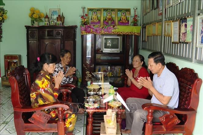 Các gia đình người Khmer tại Cà Mau quây quần bên mái ấm gia đình, dâng những món ngon thơm thảo thể hiện tấm lòng con cháu ông bà đối với ông bà, tổ tiên trong Lễ Sene Dolta. Ảnh: TTXVN phát