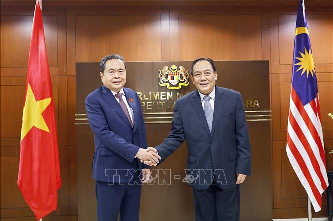 Chủ tịch Thượng viện Malaysia Dato' Awang Bemee Awang Ali Basah đón Chủ tịch Quốc hội Trần Thanh Mẫn. Ảnh: Doãn Tấn – TTXVN