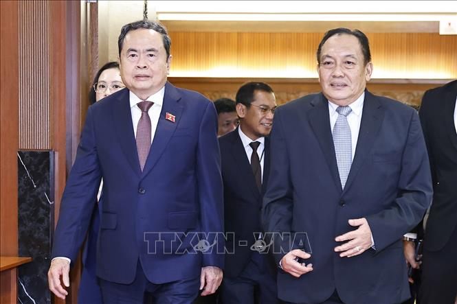 Chủ tịch Thượng viện Malaysia Dato' Awang Bemee Awang Ali Basah đón Chủ tịch Quốc hội Trần Thanh Mẫn. Ảnh: Doãn Tấn – TTXVN