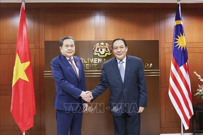 Chủ tịch Thượng viện Malaysia Dato' Awang Bemee Awang Ali Basah đón Chủ tịch Quốc hội Trần Thanh Mẫn. Ảnh: Doãn Tấn – TTXVN