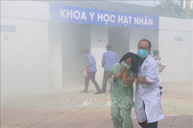 Sơ tán người bị nạn ra khỏi khu vực bị ảnh hưởng sự cố bức xạ, hạt nhân. Ảnh: Mai Trang - TTXVN