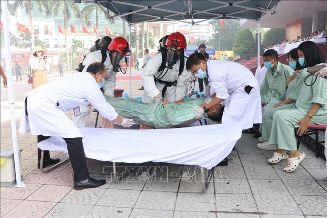 Triển khai cấp cứu cho người gặp nạn ở khu vực cách ly an toàn. Ảnh: Mai Trang - TTXVN
