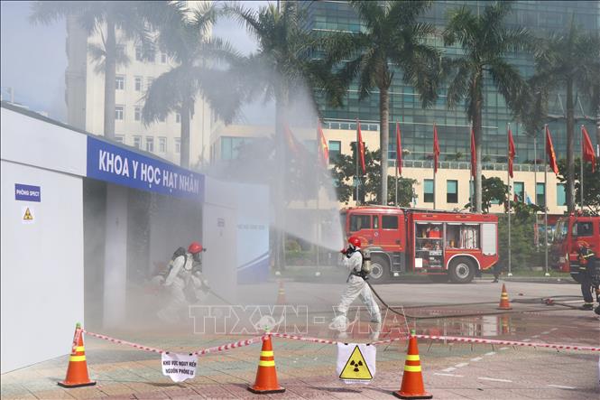 Diễn tập cứu hỏa đám cháy tại phòng hotlab của Khoa Y học hạt nhân, Bệnh viện Đa khoa A. Ảnh: Mai Trang - TTXVN