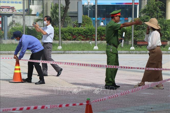 Tổ chức khoanh vùng và ngăn chặn người dân đến khu vực xảy ra sự cố. Ảnh: Mai Trang - TTXVN