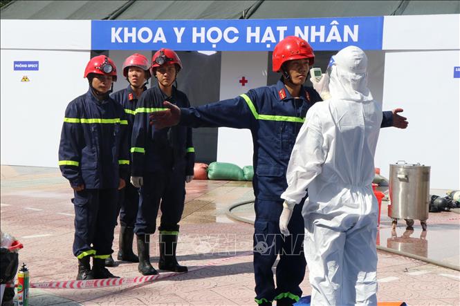 Kiểm tra nhiễm bẩn phóng xạ cho các nhân viên làm nhiệm vụ. Ảnh: Mai Trang - TTXVN