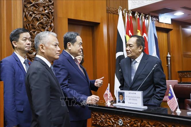 Chủ tịch Quốc hội Trần Thanh Mẫn và Chủ tịch Thượng viện Malaysia Dato' Awang Bemee Awang Ali Basah thăm Trụ sở Thượng viện. Ảnh: Doãn Tấn – TTXVN