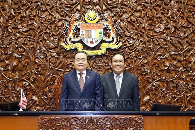Chủ tịch Quốc hội Trần Thanh Mẫn và Chủ tịch Thượng viện Malaysia Dato' Awang Bemee Awang Ali Basah thăm Trụ sở Thượng viện. Ảnh: Doãn Tấn – TTXVN