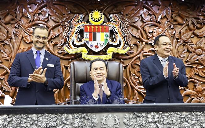 Chủ tịch Quốc hội Trần Thanh Mẫn và Chủ tịch Thượng viện Malaysia Dato' Awang Bemee Awang Ali Basah thăm Trụ sở Hạ viện. Ảnh: Doãn Tấn – TTXVN