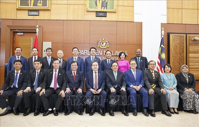 Chủ tịch Quốc hội Trần Thanh Mẫn, Chủ tịch Thượng viện Malaysia Dato' Awang Bemee Awang Ali Basah với đại biểu chụp ảnh chung. Ảnh: Doãn Tấn – TTXVN