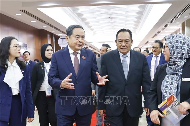 Chủ tịch Quốc hội Trần Thanh Mẫn và Chủ tịch Thượng viện Malaysia Dato' Awang Bemee Awang Ali Basah thăm Trụ sở Hạ viện. Ảnh: Doãn Tấn – TTXVN