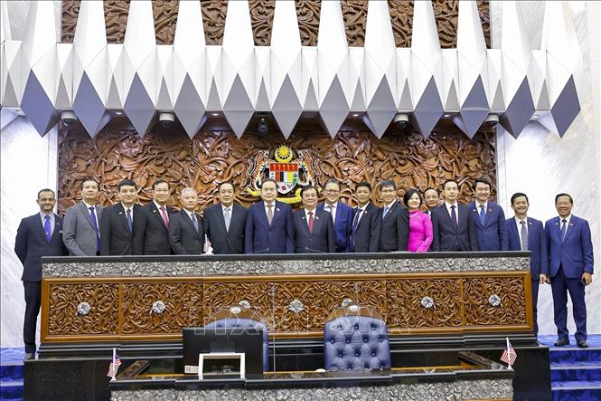 Chủ tịch Quốc hội Trần Thanh Mẫn và Chủ tịch Thượng viện Malaysia Dato' Awang Bemee Awang Ali Basah thăm Trụ sở Hạ viện. Ảnh: Doãn Tấn – TTXVN