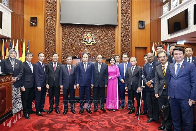 Chủ tịch Quốc hội Trần Thanh Mẫn và Chủ tịch Thượng viện Malaysia Dato' Awang Bemee Awang Ali Basah thăm Trụ sở Thượng viện. Ảnh: Doãn Tấn – TTXVN