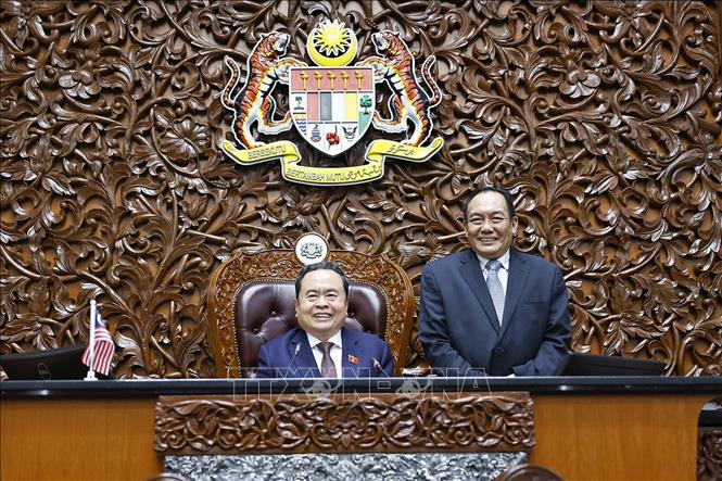 Chủ tịch Quốc hội Trần Thanh Mẫn và Chủ tịch Thượng viện Malaysia Dato' Awang Bemee Awang Ali Basah thăm Trụ sở Thượng viện. Ảnh: Doãn Tấn – TTXVN