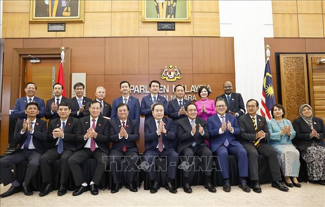Chủ tịch Quốc hội Trần Thanh Mẫn, Chủ tịch Thượng viện Malaysia Dato' Awang Bemee Awang Ali Basah với đại biểu chụp ảnh chung. Ảnh: Doãn Tấn – TTXVN