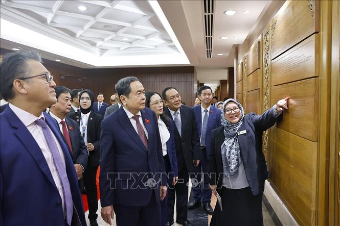 Chủ tịch Quốc hội Trần Thanh Mẫn và Chủ tịch Thượng viện Malaysia Dato' Awang Bemee Awang Ali Basah thăm Trụ sở Hạ viện. Ảnh: Doãn Tấn – TTXVN