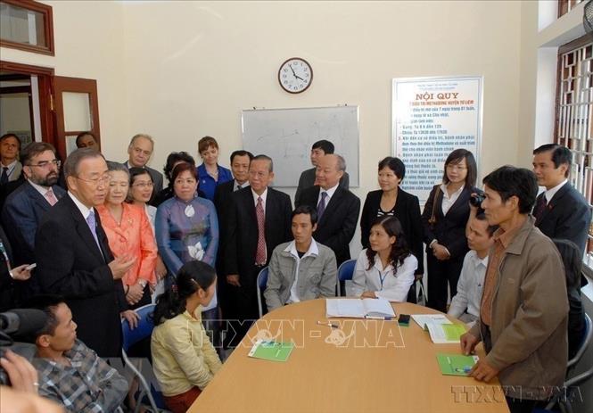 Tổng Thư ký LHQ Ban Ki-moon đến thăm dự án Chăm sóc, bảo vệ và ngăn ngừa HIV tại Trung tâm Y tế huyện Từ Liêm, Hà Nội (29/10/2010). Ảnh: Doãn Tấn – TTXVN