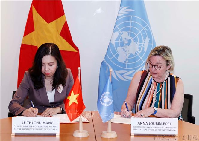Thứ trưởng Bộ Ngoại giao Lê Thị Thu Hằng và Thư ký Ủy ban Liên hợp quốc về Luật Thương mại Quốc tế (UNCITRAL) Anna Joubin-Bret ký Bản ghi nhớ hợp tác giữa Bộ Ngoại giao Việt Nam và Ban Thư ký UNCITRAL trong hỗ trợ kỹ thuật, tăng cường năng lực (25/7/2023). Ảnh: Thống Nhất – TTXVN
