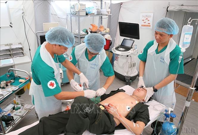 Diễn tập sơ cấp cứu nạn nhân tại Bệnh viện dã chiến cấp 2 số 2 tham gia lực lượng gìn giữ hòa bình của LHQ. Ảnh: Dương Giang – TTXVN