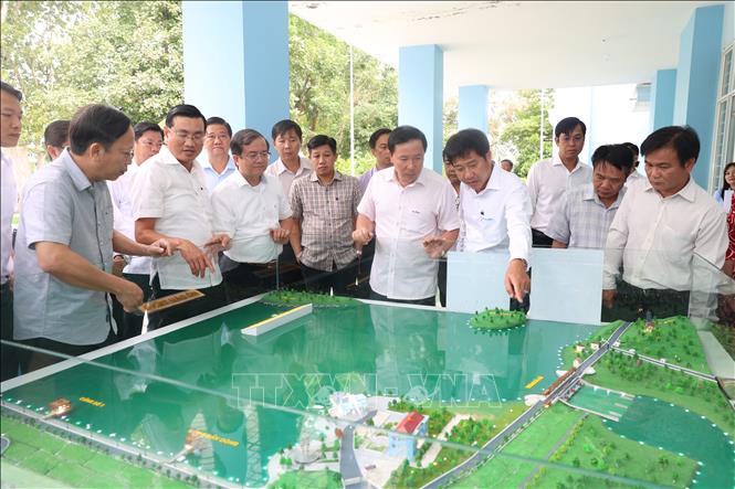 Chủ tịch UBND tỉnh Tây Ninh Nguyễn Văn Út (đứng thứ 4, phải sang) khảo sát hình mô phỏng hồ Dầu Tiếng. Ảnh: Thanh Tân - TTXVN