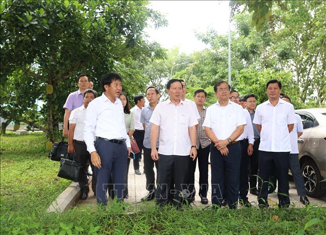 Chủ tịch UBND tỉnh Tây Ninh Nguyễn Văn Út (đứng thứ 2, trái sang) khảo sát thực tế tại hồ Dầu Tiếng. Ảnh: Thanh Tân - TTXVN